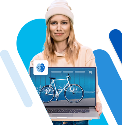 Eine junge, lächelnde Frau hält ein Laptop offen vor sich.